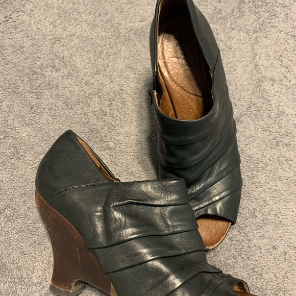 Leather wedge sandals - Picture 2 of 4
